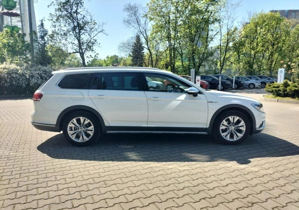 Volkswagen Passat cena 109900 przebieg: 135094, rok produkcji 2019 z Sanok małe 596